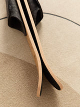 Produkt Detailfoto der drySki Kinderski Kanten aus Holz auf einem Teppich Kidsski von dry.