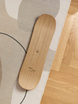 Produktfoto Topshot des dryBoard Balance Board Snowboard aus Holz auf einem Teppich.