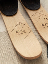 Produkt Detailfoto des drySki Kinderski Designs auf einem Teppich.